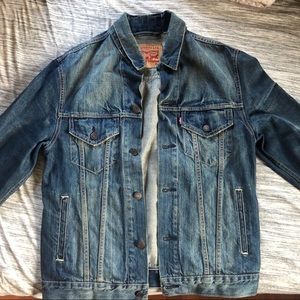 Levi’s denim jacket size M
